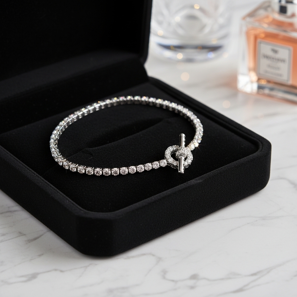 Elegant Silver Bracelet with Knot Design